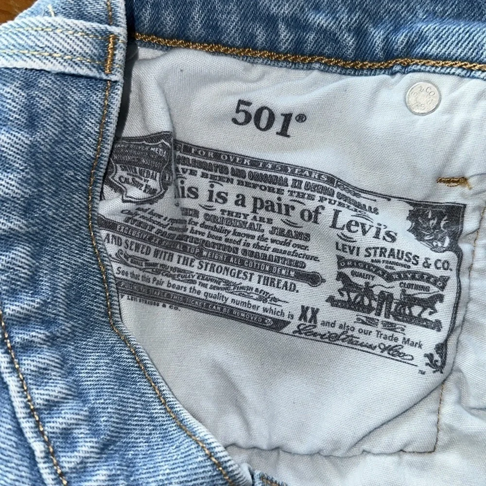 Levi’s 501 Original Fit High Rise Women's blue raw hem Shorts size 29